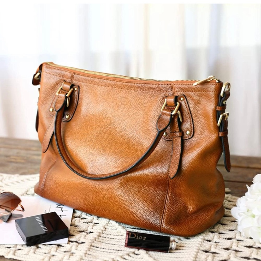 Kattee shoulder bag.
